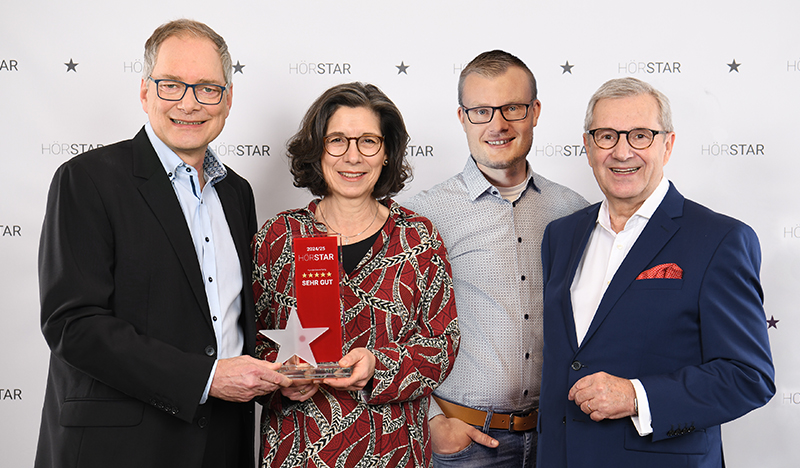 Jan Hofer überreicht dem HörTeam den HörStar-Pokal