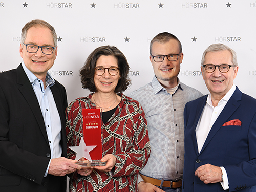 Jan Hofer überreicht dem HörTeam einen Preis bei der HörStar-Verleihung